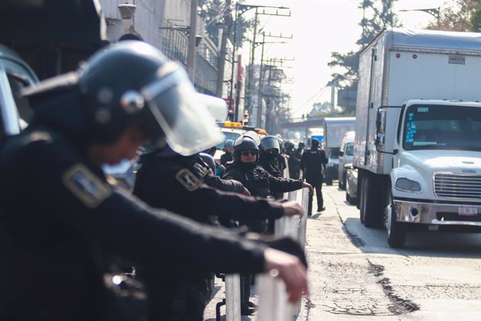 Archivo - February 17, 2025, Mexico City, Cdmx, Mexico: Riot  police guard the crane drivers on Zaragoza avenue who intended to demonstrate and march towards the main square Zocalo to demand the stop to robberies and extortions in the city. on February 17