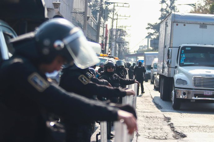 Archivo - Arquivo - 17 de fevereiro de 2025, Cidade do México, Cdmx, México: A polícia de choque protege os motoristas de guindastes na avenida Zaragoza que pretendiam se manifestar e marchar em direção à praça principal Zocalo para exigir o fim dos roubo