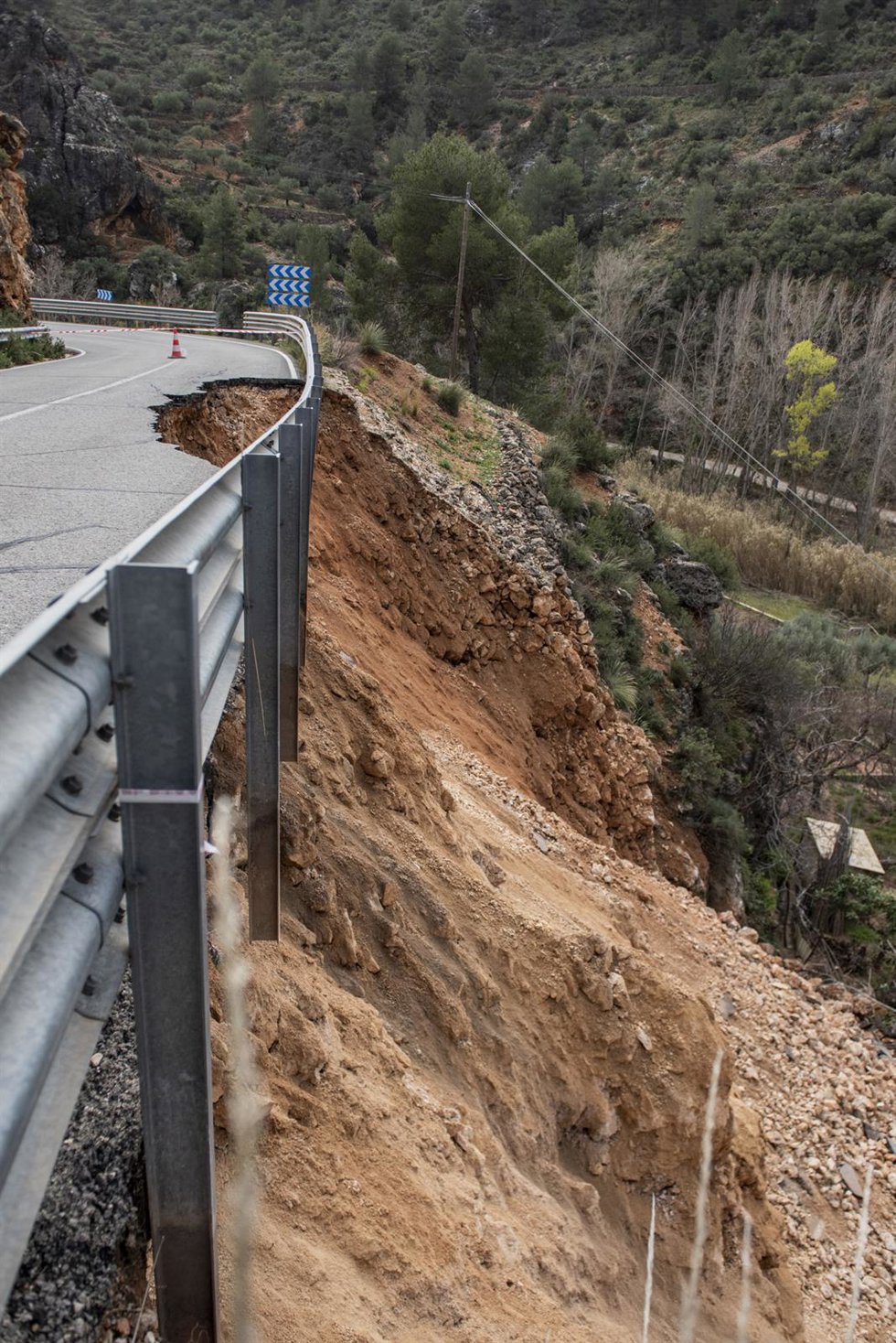 Carretera CM-3203 km 60, a su paso por Ayna, cortada a causa de unos desprendimientos.