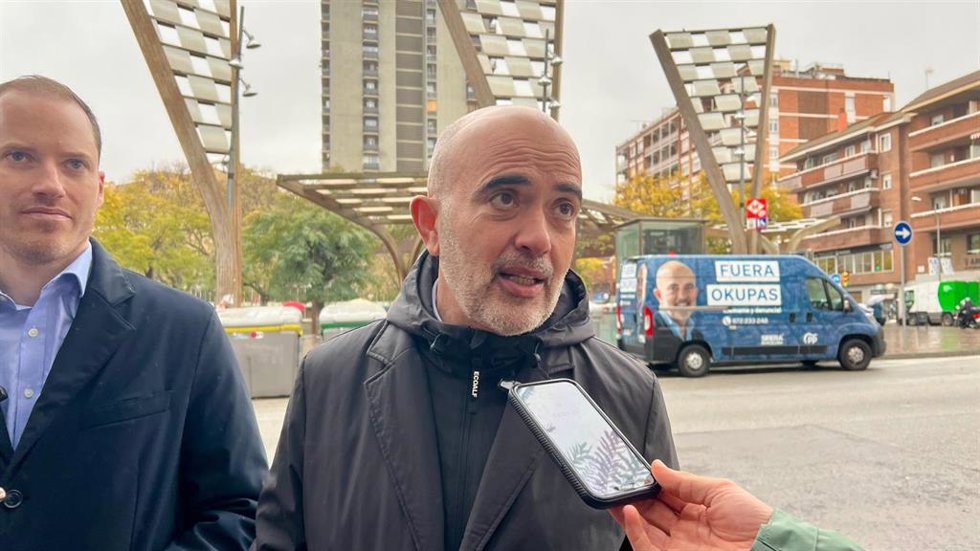 El líder del PP en el Ayuntamiento de Barcelona, Daniel Sirera, en una atención a los medios