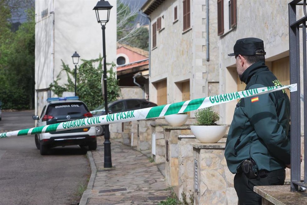 Efectivos de la policía en el lugar donde ha muerto una mujer de un disparo y un hombre ha resultado herido, a 19 de marzo de 2025, en Puigpunyent, Mallorca, Baleares (España).