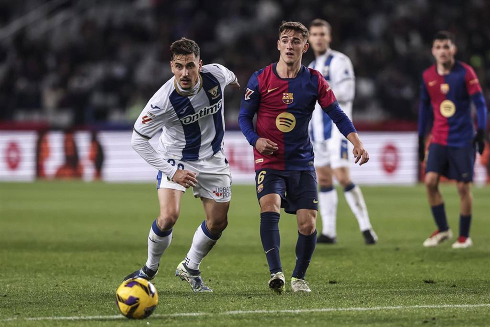 Archivo - El jugador del FC Barcelona Pablo Martín Gavira 'Gavi', junto al defensa del CD Leganés Javi Hernández, en Montjuc. 