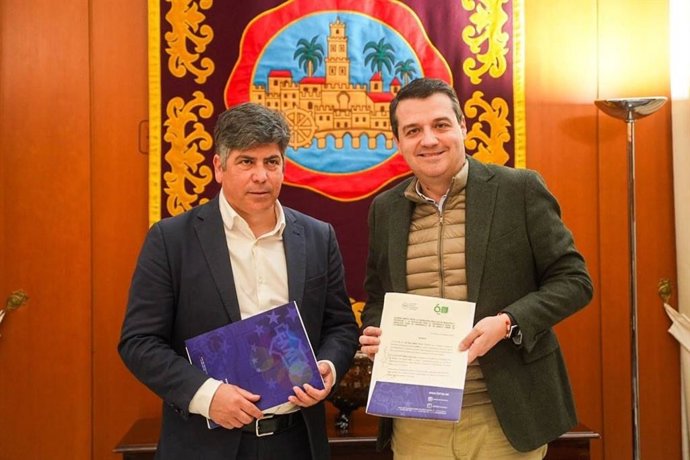 El presidente de la FAMP y alcalde de Córdoba, José María Bellido, y el presidente de ARA y alcalde de Montilla, Rafael Llamas, suscriben el convenio.