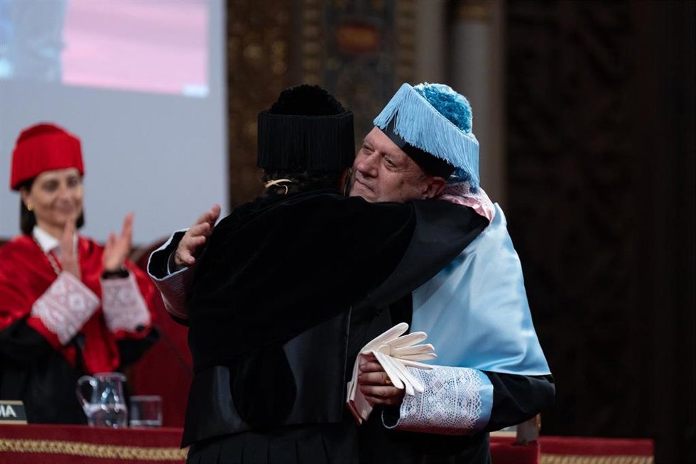 El escritor Pere Gimferrer junto al rector Joan Gurdia tras recibir el reconocimiento