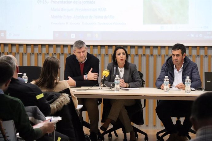 Marta Bosquet (centro), entre Francisco Acosta y Francisco Arenas, en la inauguración de la jornada sobre la plaga Scirtothrips en Palma del Río.