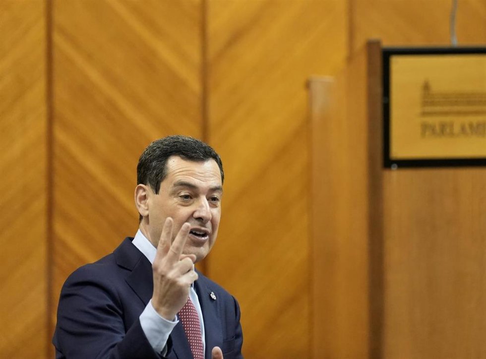 El presidente de la Junta de Andalucía, Juanma Moreno, interviene durante la sesión de control en el pleno del Parlamento andaluz. A 20 de marzo de 2025, en Sevilla (Andalucía, España).Segunda jornada de Pleno, con Sesión de Control al Gobierno y pregun