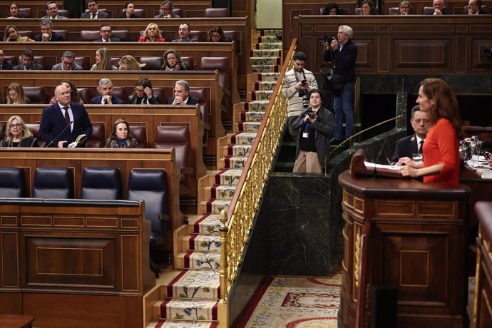 La ministra de Sanidad, Mónica García, interviene durante la sesión plenaria en el Congreso de los Diputados.