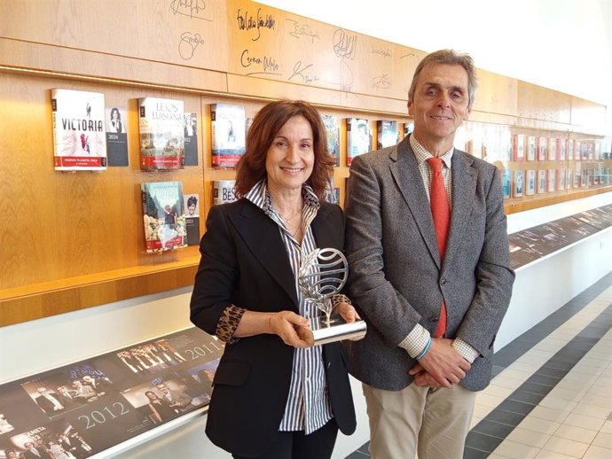 Paloma Sánchez coloca su obra 'Victoria' en la galería de los Premios Planeta de El Pedroso.