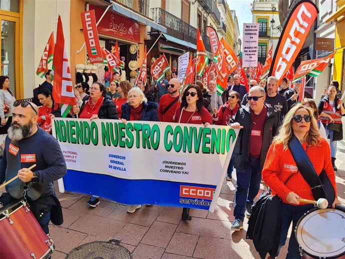 Marcha de CCOO y UGT por el centro de Sevilla para pedir a la patronal del comercio que desbloquee la negociación del convenio.