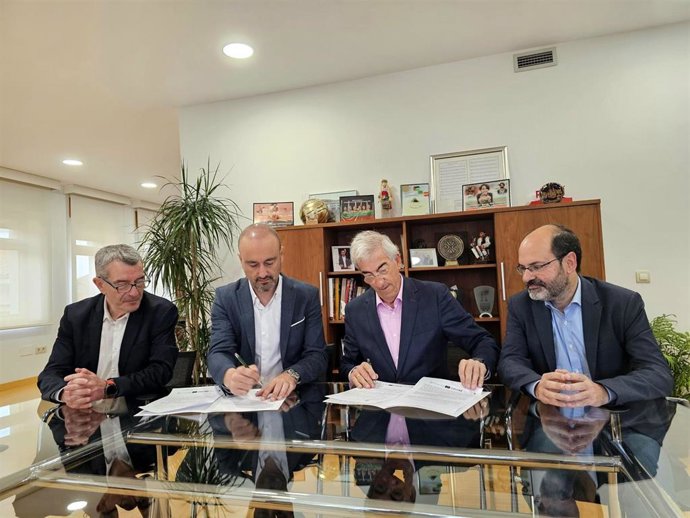 Ayuntamiento de Torrelavega y SIEC firman el contrato para las obras de la segunda fase de rehabilitación de La Lechera