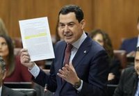 Moreno ofrece a Sánchez y Montero "la agenda" de próximas entregas de viviendas: "Encantado de que toda la corte venga"