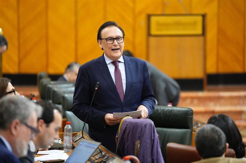 El consejero de Universidad, José Carlos Gómez Villamandos, en el pleno del 20 de marzo de 2025.