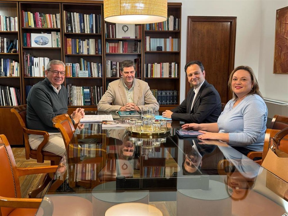 El conseller de Turismo, Cultura y Deportes, Jaume Bauz, reunido con el diputado Lloren Córdoba.