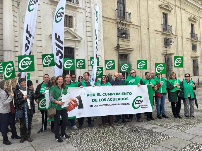 Concentración de CSIF-A en Sevilla por las mejoras salariales en las universidades públicas.