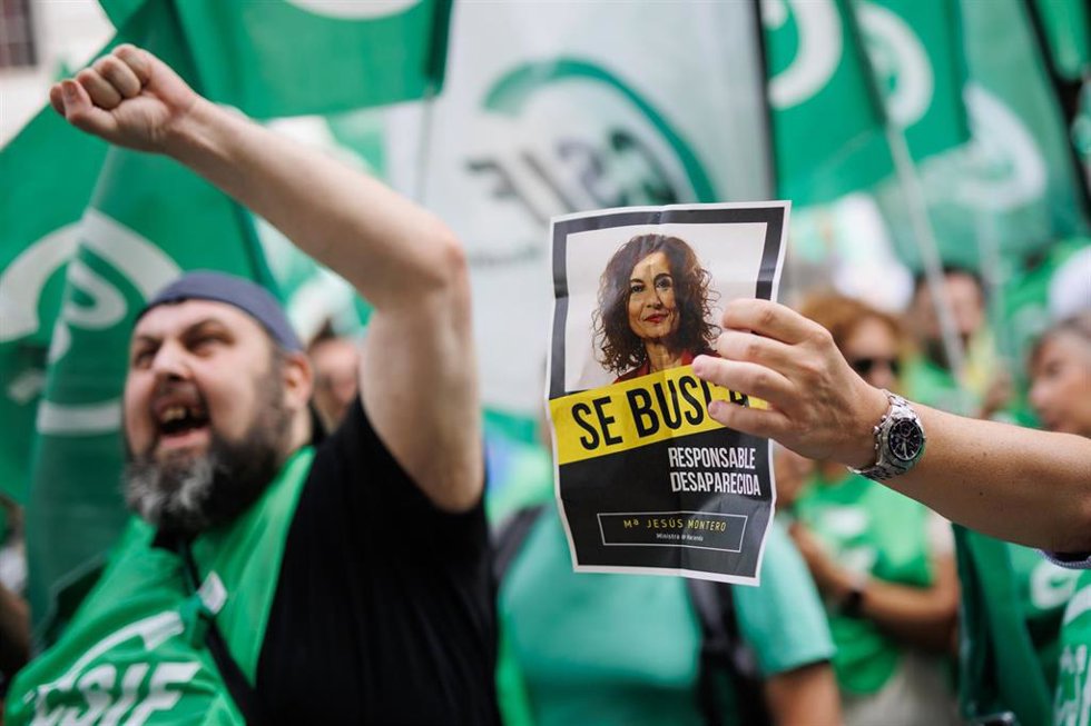 Archivo - Un hombre sujeta un cartel con la cara de la vicepresidenta primera y ministra de Hacienda, durante una concentración del CSIF frente al Ministerio de Hacienda, a 27 de junio de 2024, en Madrid (España). 