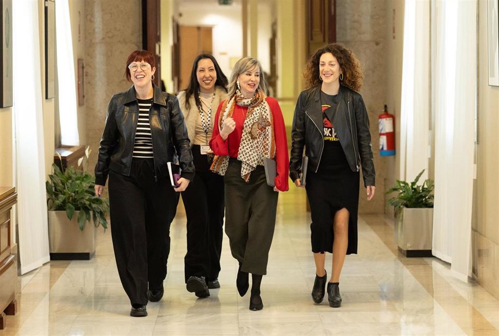 La portavoz de Compromís, Águeda Micó (1i); la portavoz de Sumar en el Congreso, Verónica Martínez (c) y la diputada Aina Vidal (1d), llegan a una reunión en el Congreso de los Diputados, a 18 de marzo de 2025, en Madrid (España).