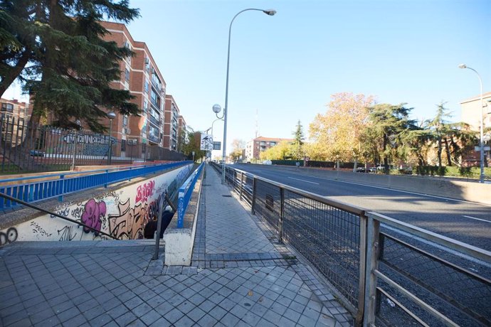 Archivo - Dos personas bajan las escaleras que dan al paso subterráneo de la A-5 en Padre Piquer