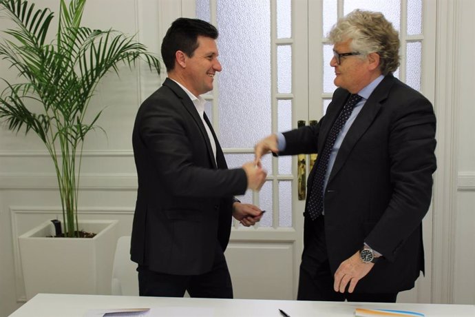 El presidente de Femembalses, Luis Fernando García Nicolás (i), y el de Tecniberia, Joan Franco (d) tras la firma del acuerdo.