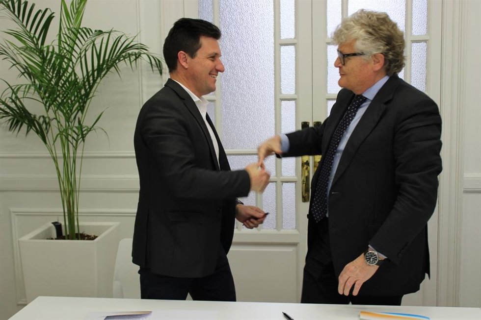 El presidente de Femembalses, Luis Fernando García Nicolás (i), y el de Tecniberia, Joan Franco (d) tras la firma del acuerdo.