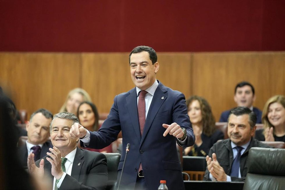 El presidente de la Junta de Andalucía, Juanma Moreno, responde las preguntas durante la sesión de control en el pleno del Parlamento andaluz.
