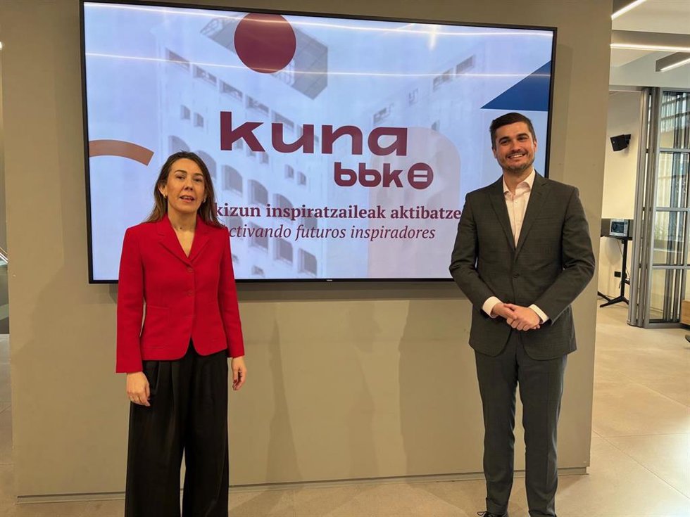 La directora de Obra Social de BBK, Nora Sarasola, y el responsable de BBK Kuna, Kristian Prieto.