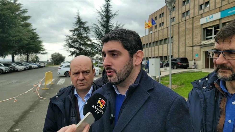 El portavoz de VOX en las Cortes de Aragón, Alejandro Nolasco; el portavoz adjunto, Santiago Morón; y el diputado Fermín Civiac.