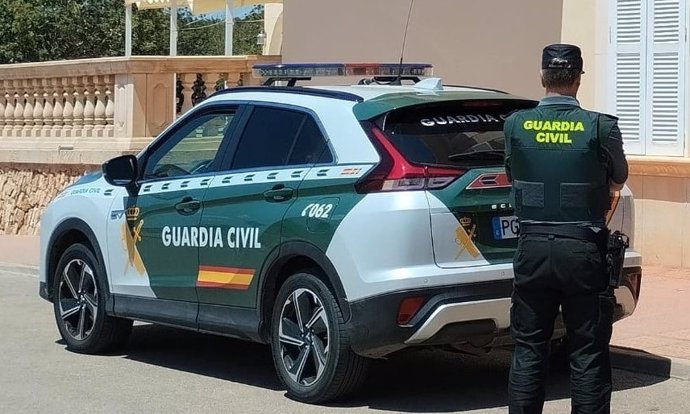Archivo - Un agente de la Guardia Civil, de espaldas.
