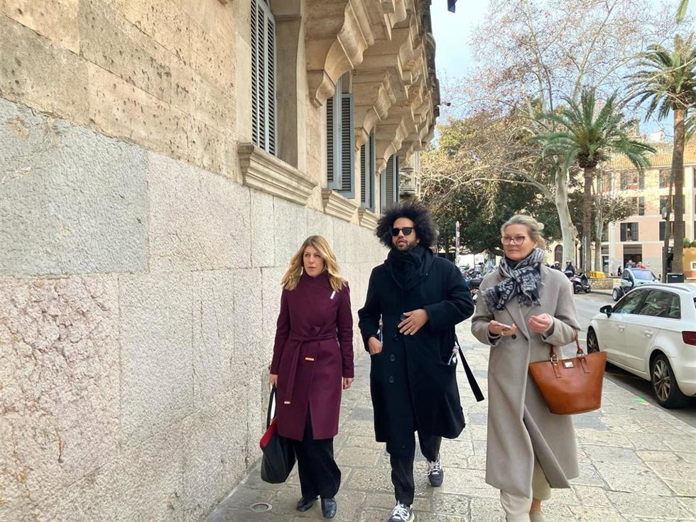El jugador de póker condenado, en el centro, llegando a la Audiencia Provincial.