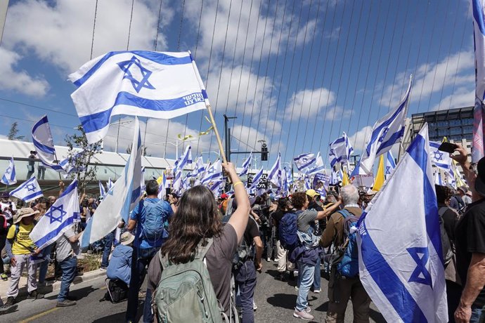 March 19, 2025, Jerusalem, Israel: Thousands of marchers arrive in Jerusalem as organizations nationwide protest at the Prime Minister's Office against Benjamin Netanyahu's dismissal of Shin Bet chief Ronen Bar, citing widespread discontent and opposition