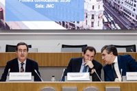 Óscar Puente rechaza que su Ministerio abuse de medios propios frente a las críticas del sector constructor