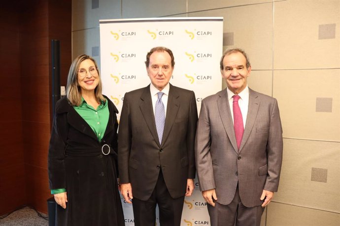 El secretario general iberoamericano (SEGIB), Andrés Allamand y  la presidenta de CEAPI, Núria Vilanova en el homenaje a Jaime Alfonsín Alfonso