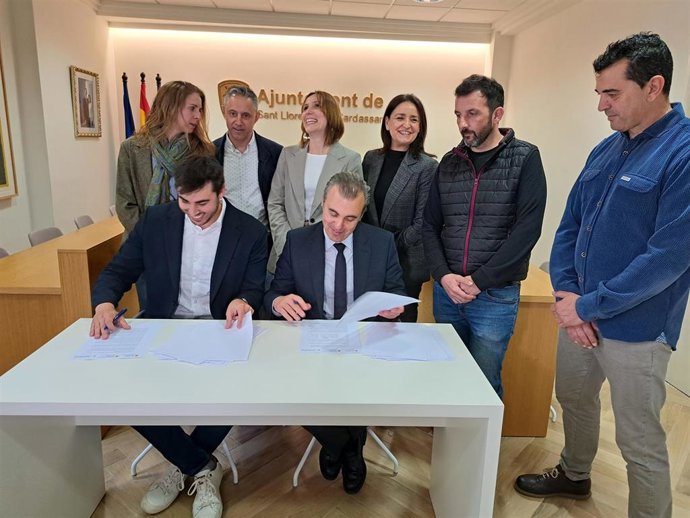 El alcalde de Sant Llorenç, Jaume Soler, y el conseller de Educación y Universidades, Antoni Vera, firman el convenio.