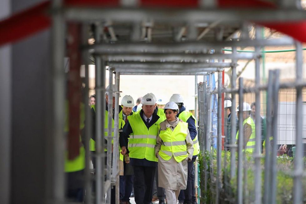 La ministra de Vivienda y Agenda Urbana, Isabel Rodríguez, y el  presidente de Castilla-La Mancha, Emiliano García-Page, durante una visita a tres edificios con 300 viviendas rehabilitados energéticamente, a 20 de marzo de 2025, en Tarancón, Cuenca, Cas