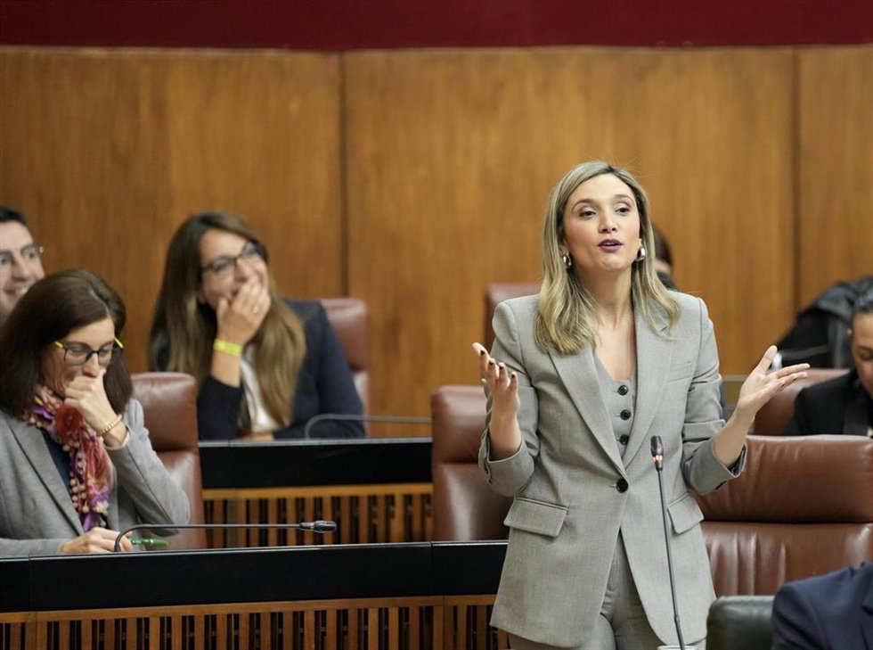 La portavoz del Grupo Socialista, María Márquez, este jueves en el Pleno del Parlamento en su pregunta al presidente de la Junta, Juanma Moreno.