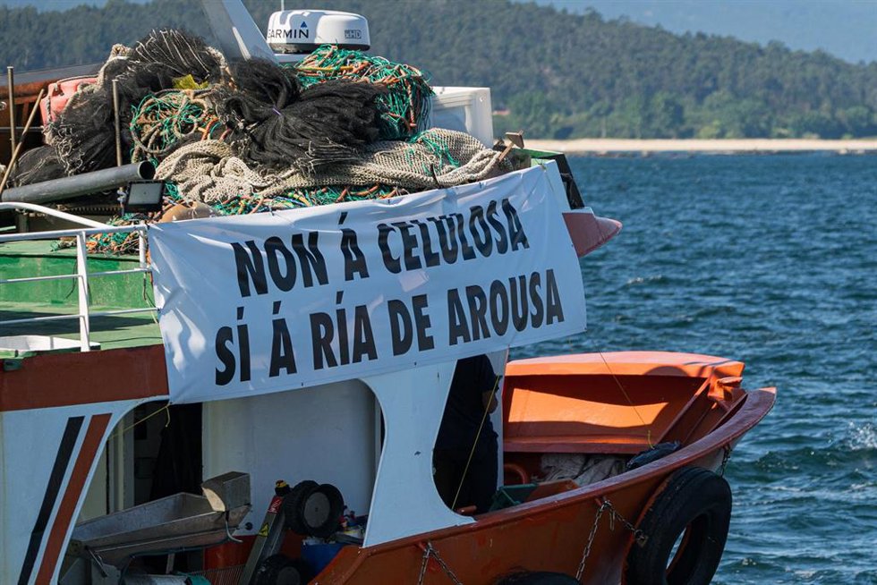 Archivo - Varias personas durante una manifestación en barco contra Altri, a 12 de junio de 2024, en Ría de Arousa, A Coruña, Galicia (España). La Plataforma en Defensa de la Ría de Arousa ha organizado una manifestación marítima para acompañar la entra