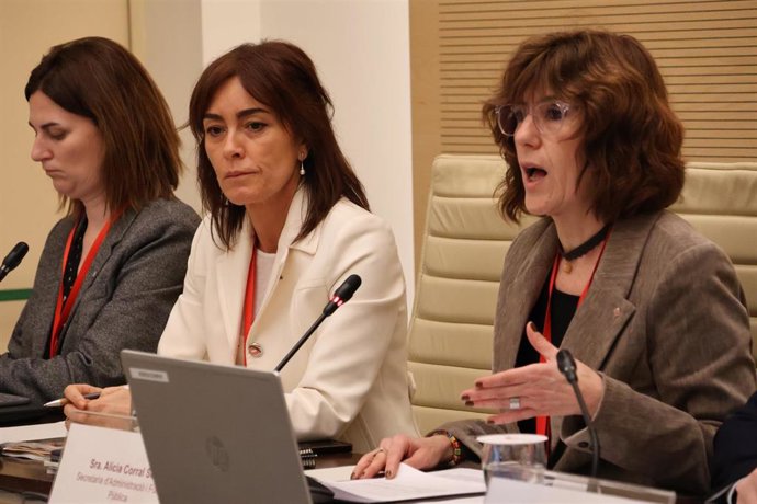 La secretaria de Administración y Función Pública, Alicia Corral, en su comparecencia este jueves en la Comisión de Asuntos Institucionales (CAI) del Parlament