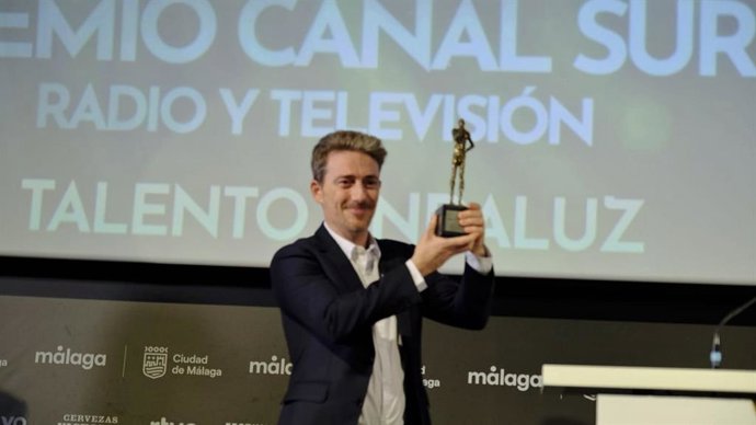 El actor Víctor Clavijo recibe el Premio Talento Andaluz de Canal Sur en el marco del Festival de Málaga.