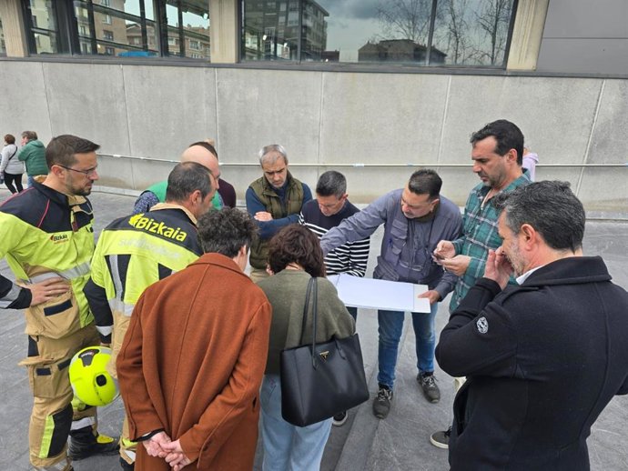 Técnicos municipales y Bomberos inspeccionan la cubierta de las instalaciones deportivas de Lasesarre, en Barakaldo.
