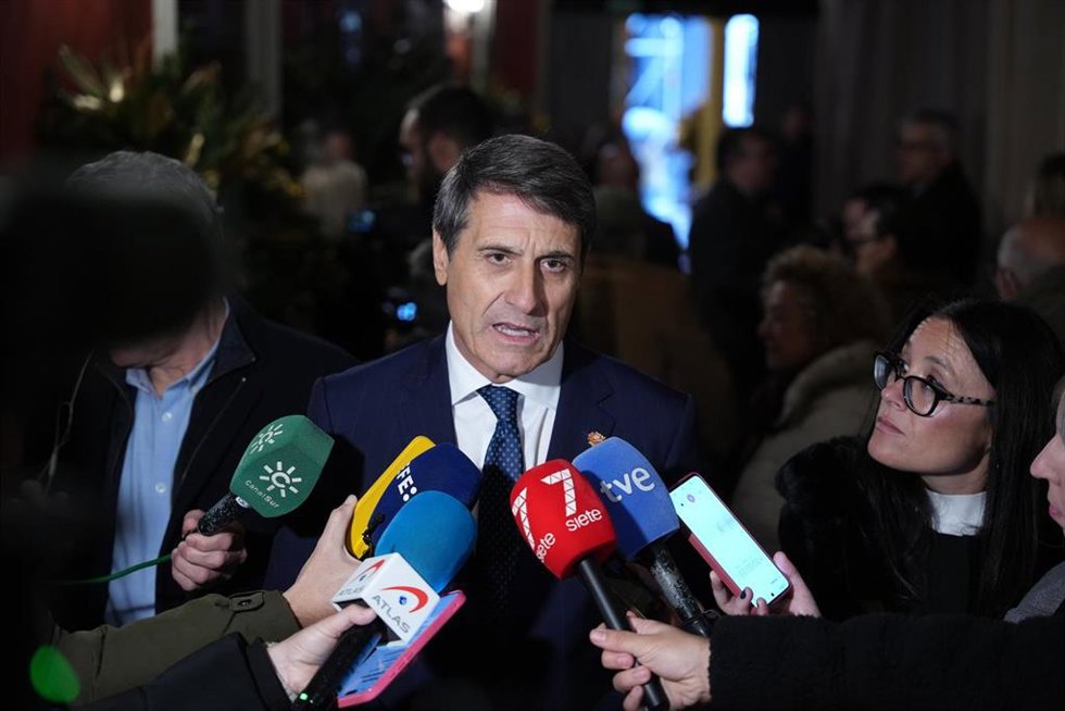 Archivo - El delegado del gobierno en Andalucía, Pedro Fernández atiende a los medios de comunicación en una imagen de archivo