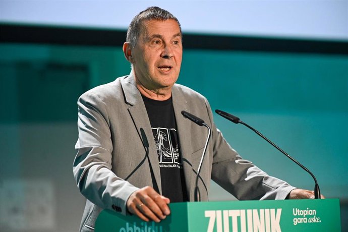 Archivo - El coordinador general de EH Bildu, Arnaldo Otegi, interviene durante la Conferencia Política de EH Bildu, en el Tabakalera, a 21 de septiembre de 2024, en San Sebastián-Donostia