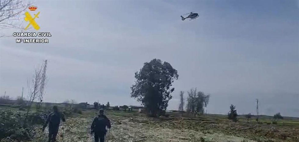 Agentes de la Guardia Civil en la zona de búsqueda junto con el helicóptero en Dos Torres (Córdoba).