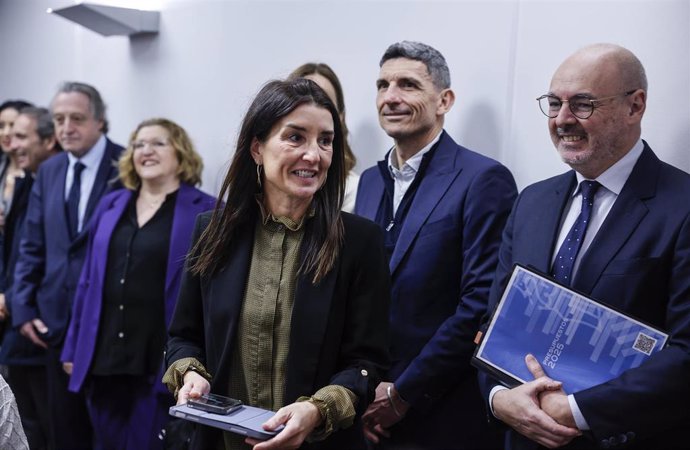 La consellera de Hacienda y Economía, Ruth Merino, llega a una rueda de prensa en el Palau de Fuentehermosa, tras entregar el proyecto de Ley de Presupuestos 2025 a la presidenta de Les Corts, a 20 de marzo de 2025, en Valencia