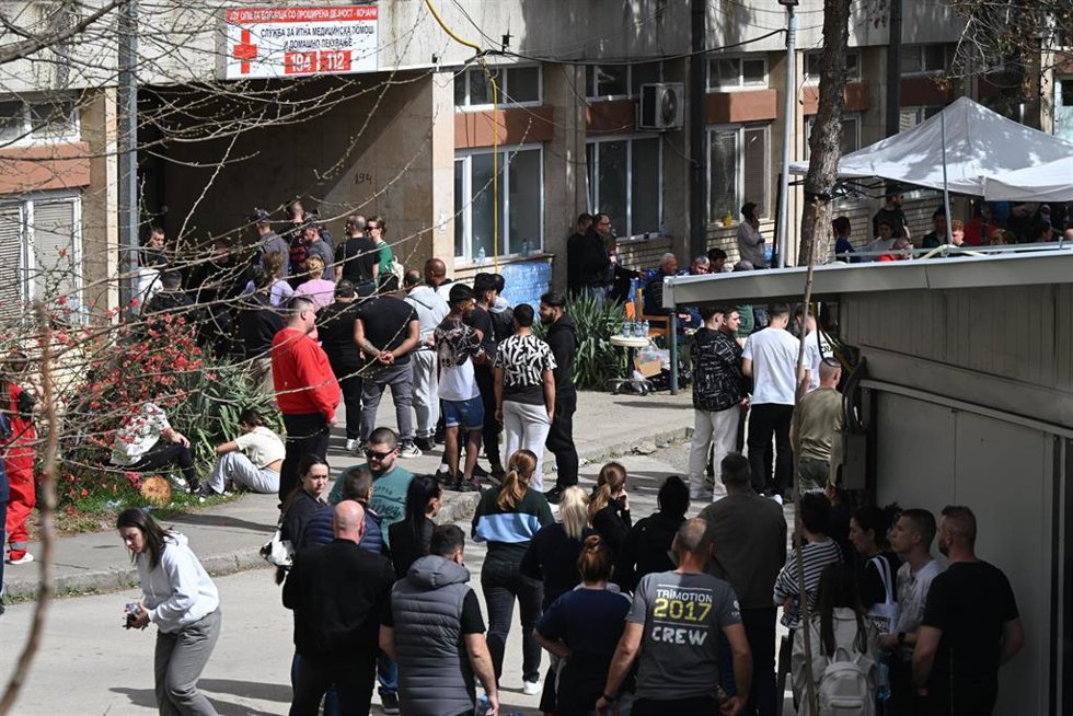Imagen de archivo de familiares y allegados de las víctimas del incendio de una discoteca en Kocani junto a un hospital.