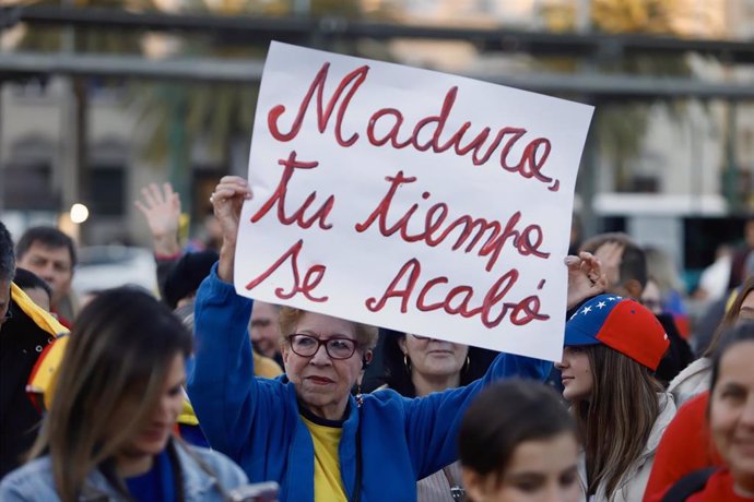 Archivo - Decenas de personas durante la concentración en Málaga contra el Gobierno de Nicolás Maduro antes de la toma de posesión como presidente de Venezuela