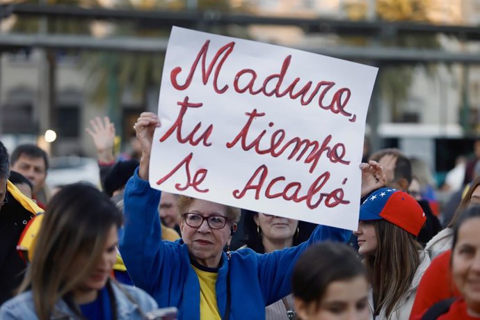 Archivo - Arquivo - Dezenas de pessoas durante a manifestação contra o regime de Nicolás Maduro antes de sua posse como presidente da Venezuela em 9 de janeiro de 2025 em Málaga (Andaluzia, Espanha). O objetivo do protesto é apoiar o povo venezuelano na l