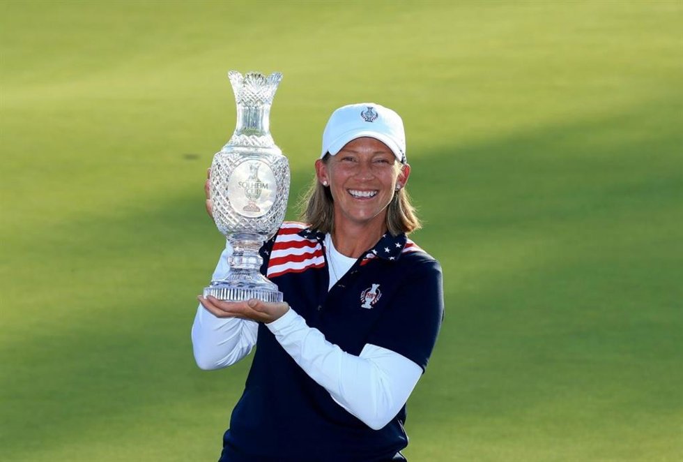Archivo - Angela Stanford junto al trofeo de la Solheim Cup