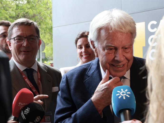 O ex-primeiro-ministro Felipe González fala com a mídia em Sevilha antes de participar de uma conferência organizada pelo Cesur.