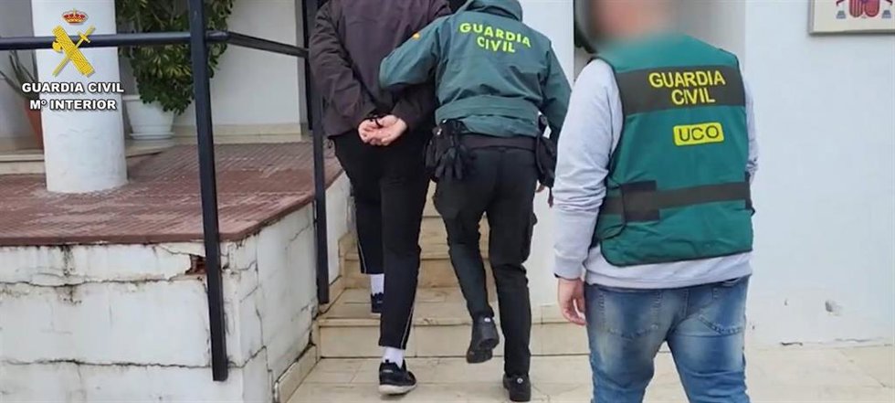 El detenido llega a dependencias de la Guardia Civil tras su detención por la desaparición del temporero en Villacarrillo.