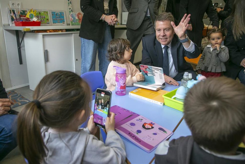 El presidente de Castilla-La Mancha, Emiliano García-Page, en la Escuela Infantil Sanfelices de Saelices.
