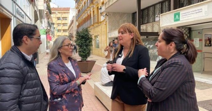 La diputada provincial Pepa G. Bayo  y la alcaldesa de Valverde del Camino, Syra Senra, a las puertas de la Delegación de Inclusión Social.